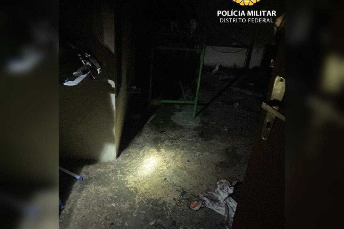 Segundo a PMDF, o homem foi encontrado dentro da casa portando um spray aerosol e um isqueiro - (crédito: Foto: Reprodução/PMDF) Segundo a PMDF, o homem foi encontrado dentro da casa portando um spray aerosol e um isqueiro - (crédito: Foto: Reprodução/PMDF)