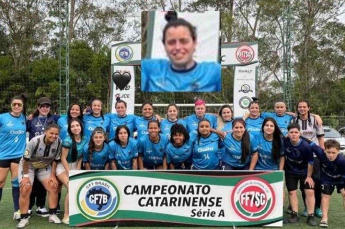 Carol Oliveira participava do A.S.8 Futsal Itapema Projeto Social na cidade de Itapema. O time publicou mensagem lamentando a perda da colega - (crédito: Reprodução/Instagram) Carol Oliveira participava do A.S.8 Futsal Itapema Projeto Social na cidade de Itapema. O time publicou mensagem lamentando a perda da colega - (crédito: Reprodução/Instagram)