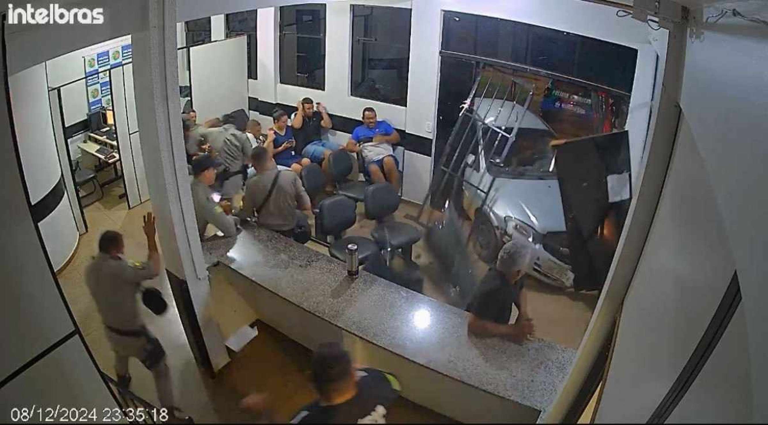 Dois homens que tentaram matar policiais com carro em delegacia do Entorno são irmãos