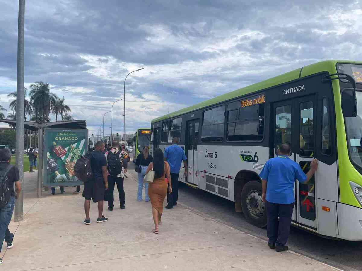 Paradas podem trazer perigos para os que esperam o transporte coletivo -  (crédito: Henrique Sucena)