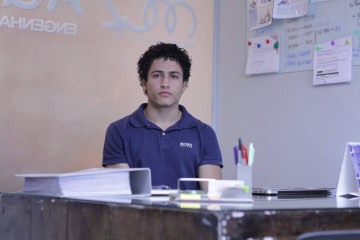 Estagiário de engenharia, Marcos Gabriel, 24 anos, alerta sobre os desafios na formação de engenheiros no país: 'Cursos devem priorizar a prática'
 -  (crédito: PEDRO SANTANA / CB)