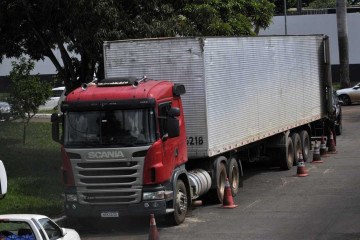 Caminhão que foi alvo de assalto na BR-070 transportando maconha chegando à sede da Polícia Civil na DPE -  (crédito: Minervino Júnior/CB/D.A.Press)