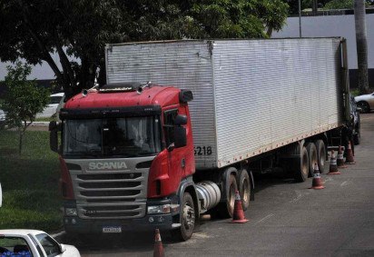  10/12/2024. Crédito: Minervino Júnior/CB/D.A Press. Brasil.  Brasilia - DF. Caminhão que foi alvo de assalto na Br 070 transportando maconha chegando a sede da Polícia Civil na DPE. -  (crédito: Minervino Júnior/CB/D.A.Press)