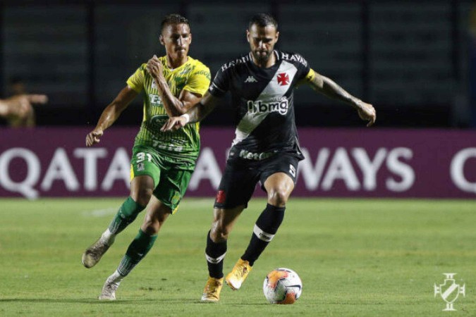 Leandro Castán em duelo contra o Defensa y Justicia; Vasco foi eliminado para os argentinos -  (crédito:  RAFAEL RIBEIRO)