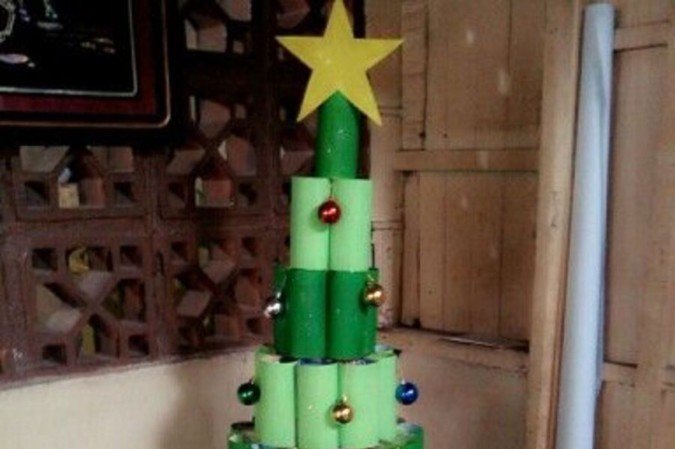 Árvore segura e divertida de rolos de papel para fazer com as crianças 