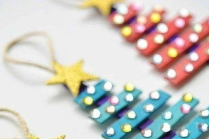 Enfeite feito com palitos de picolé, uma boa ideia para que as crianças participem mesmo tendo uma árvore tradicional 