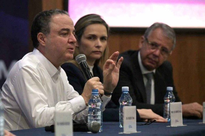  Dr Roberto Kalil (L) speaks next to Dr Ana Helena Germoglio (C) and Dr Marcos Stavale during a press conference at the Syrian-Lebanese Hospital where Brazil's President Luiz Inacio Lula da Silva is hospitalized in Sao Paulo, Brazil, on December 10, 2024. Brazil's 79-year-old President Luiz Inacio Lula da Silva underwent surgery for a brain hemorrhage related to a recent fall, hospital officials said Tuesday. (Photo by NELSON ALMEIDA / AFP)
       -  (crédito: NELSON ALMEIDA/AFP)