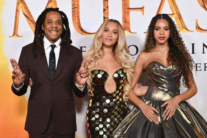 Jay-Z, Beyoncé e Blue Ivy durante a pré-estreia de Mufasa       -  (crédito: Lisa O'CONNOR / AFP)