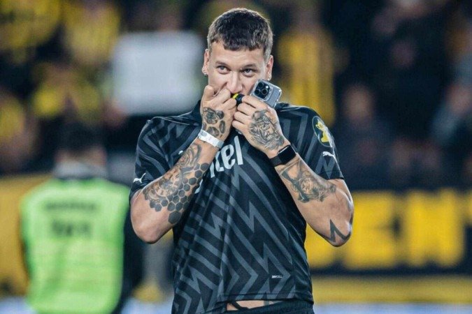 Aguerre também apontou para patch com as cinco conquistas continentais dos uruguaios -  (crédito: Jogada10)