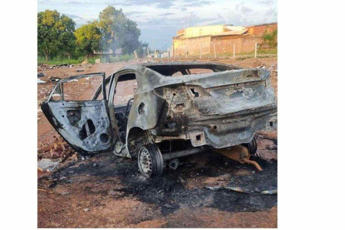 Carro usado por criminosos foi carbonizado - (crédito: Material cedido ao Correio) Carro usado por criminosos foi carbonizado - (crédito: Material cedido ao Correio)