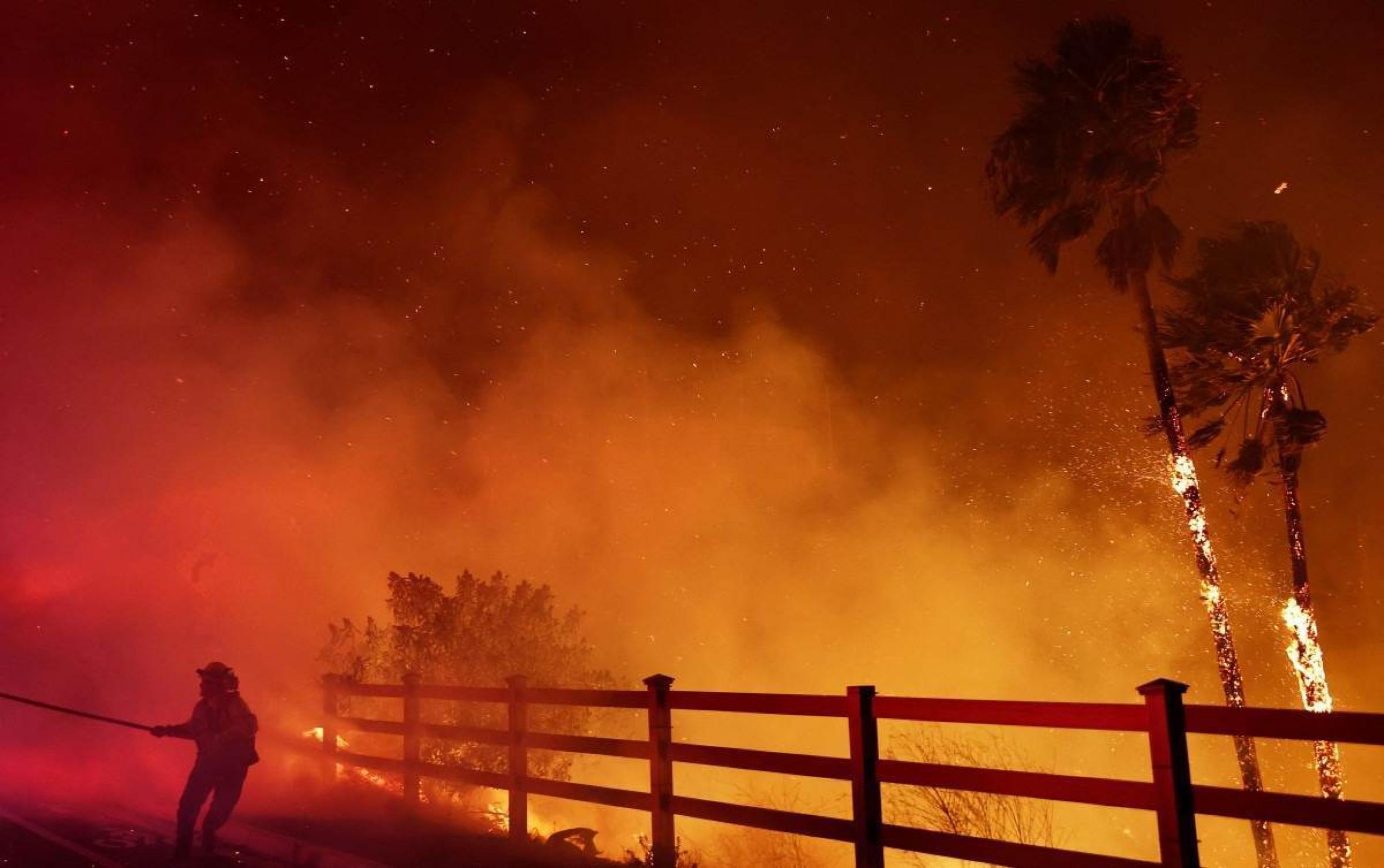 Incêndio atinge a Califórnia e obriga moradores a saírem de casa