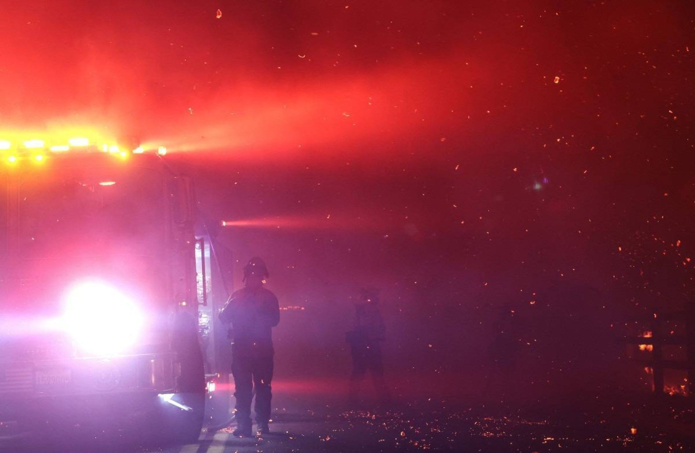 Bombeiros trabalham enquanto o Franklin Fire queima em 10 de dezembro de 2024 em Malibu, Califórnia      