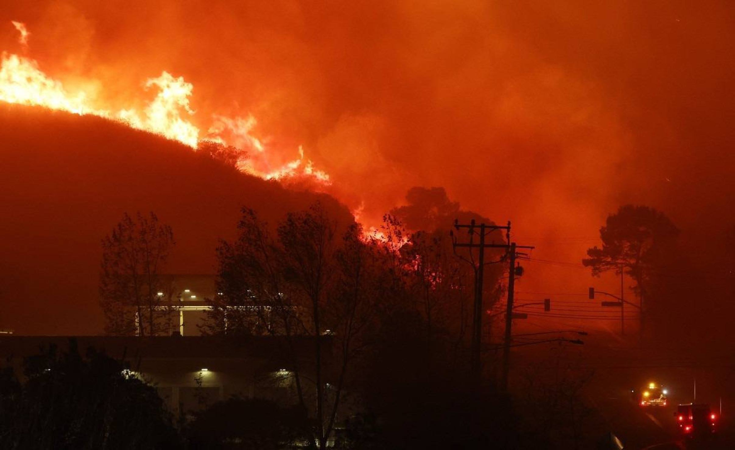 O Franklin Fire queima em 10 de dezembro de 2024 em Malibu, Califórnia      