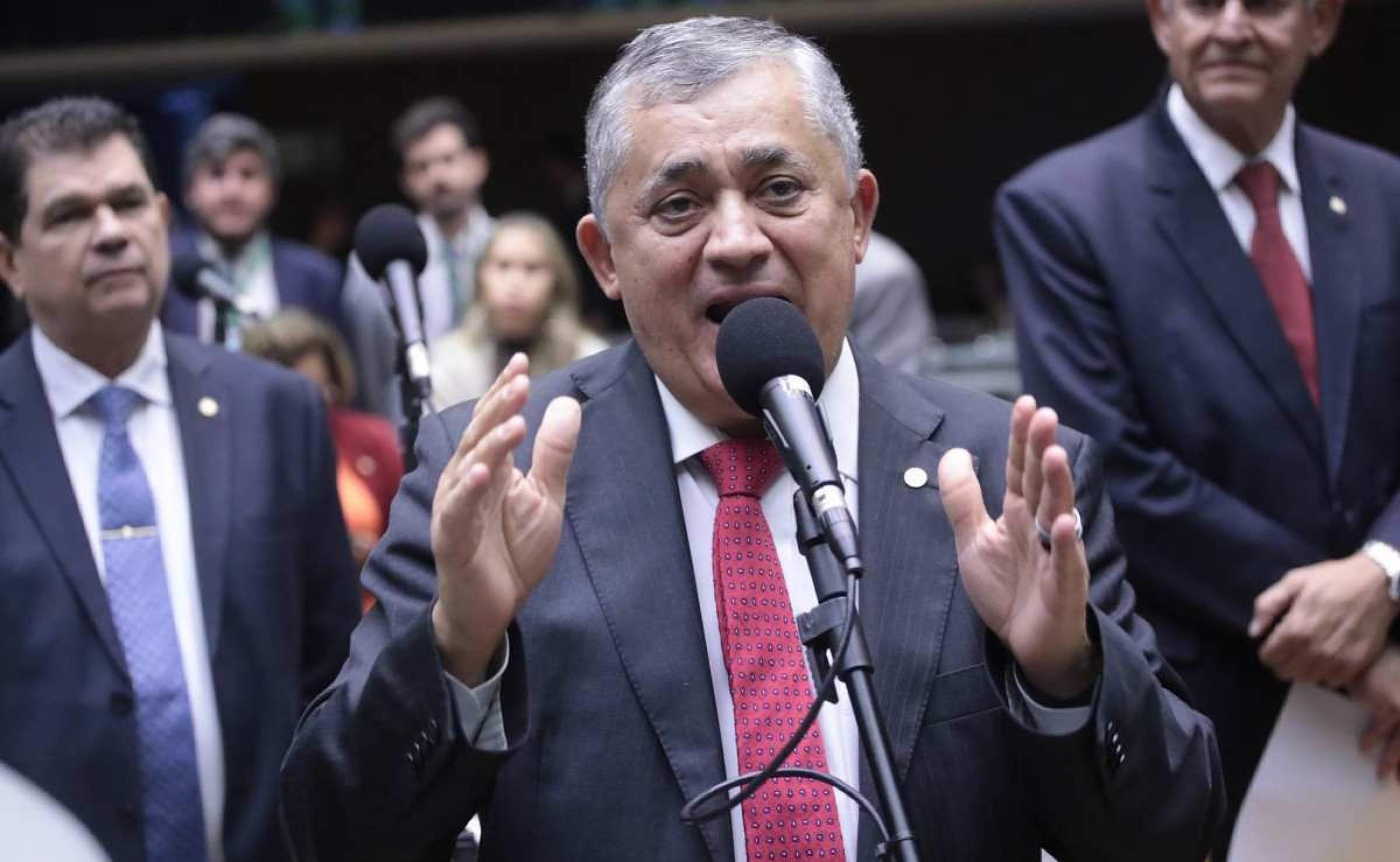 Governo não quer tirar direitos de quem recebe BPC, diz José Guimarães
