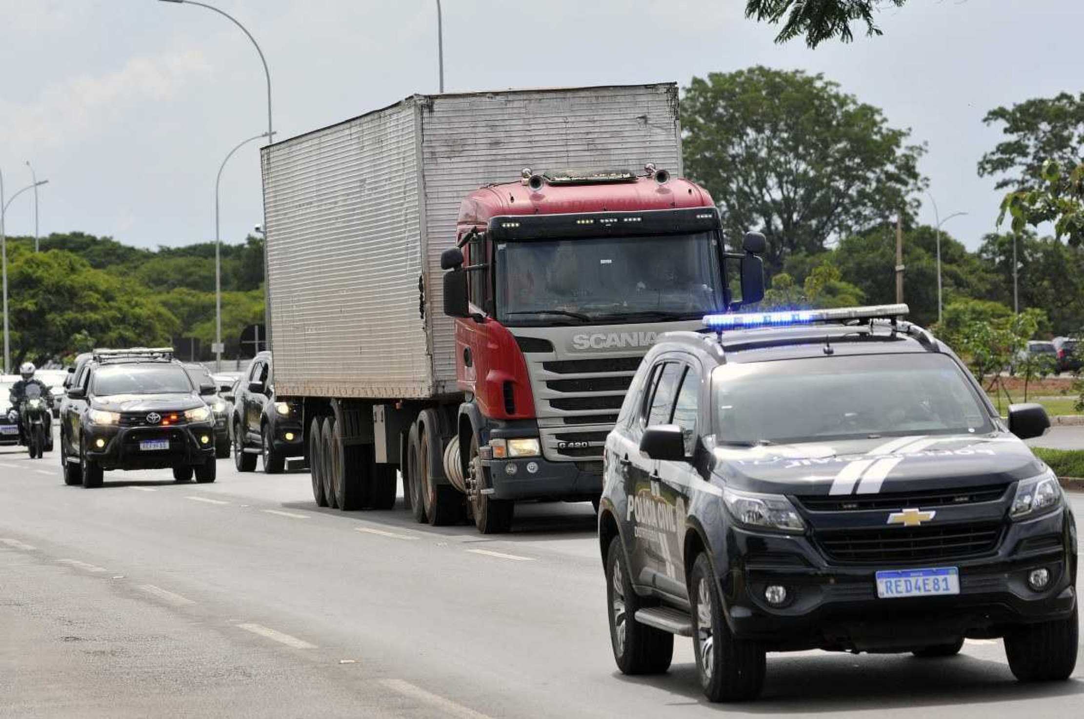  10/12/2024. Crédito: Minervino Júnior/CB/D.A Press. Brasil.  Brasilia - DF. Caminhão que foi alvo de assalto na Br 070 transportando maconha chegando a sede da Polícia Civil na DPE.