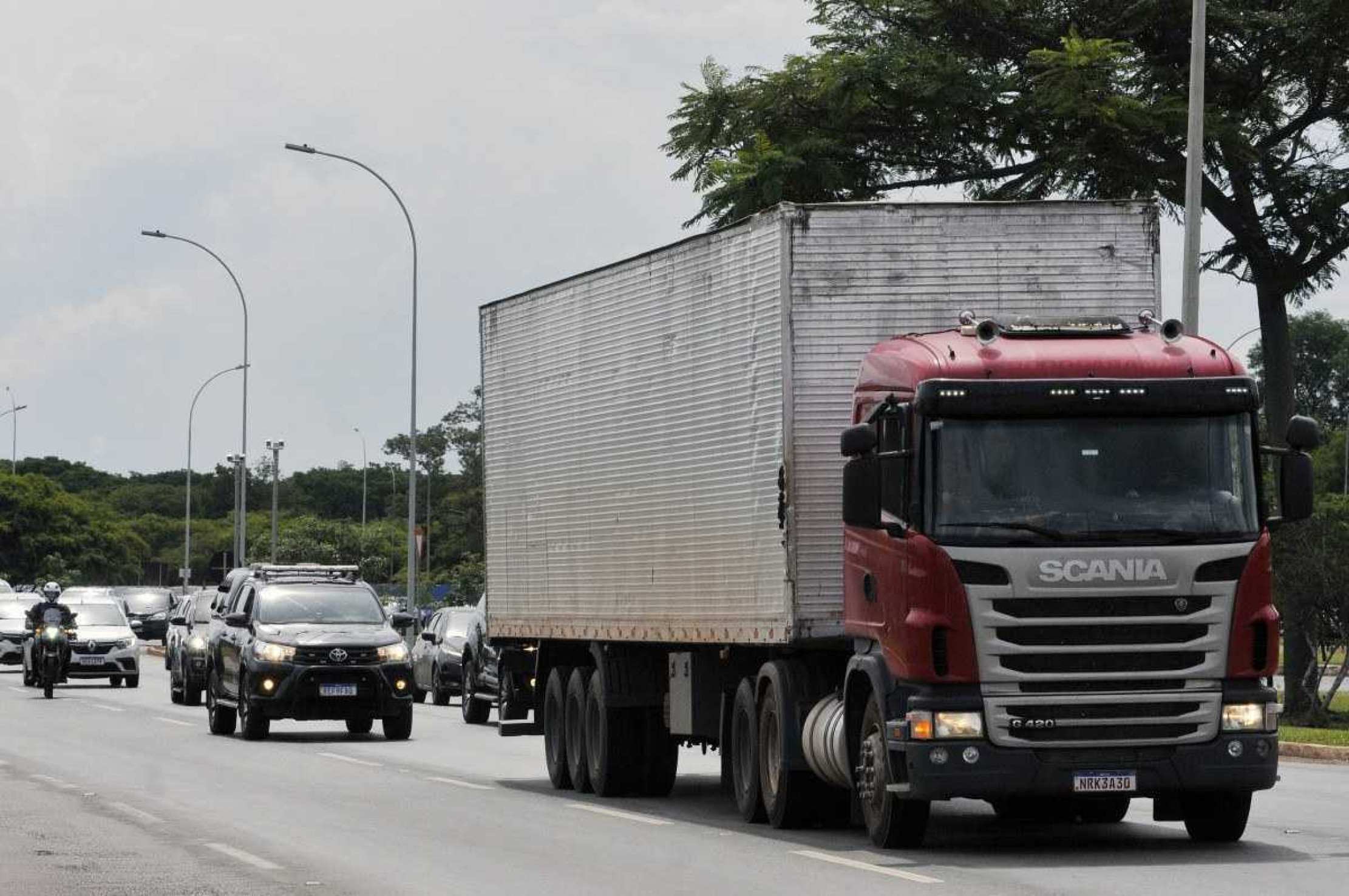  10/12/2024. Crédito: Minervino Júnior/CB/D.A Press. Brasil.  Brasilia - DF. Caminhão que foi alvo de assalto na Br 070 transportando maconha chegando a sede da Polícia Civil na DPE.