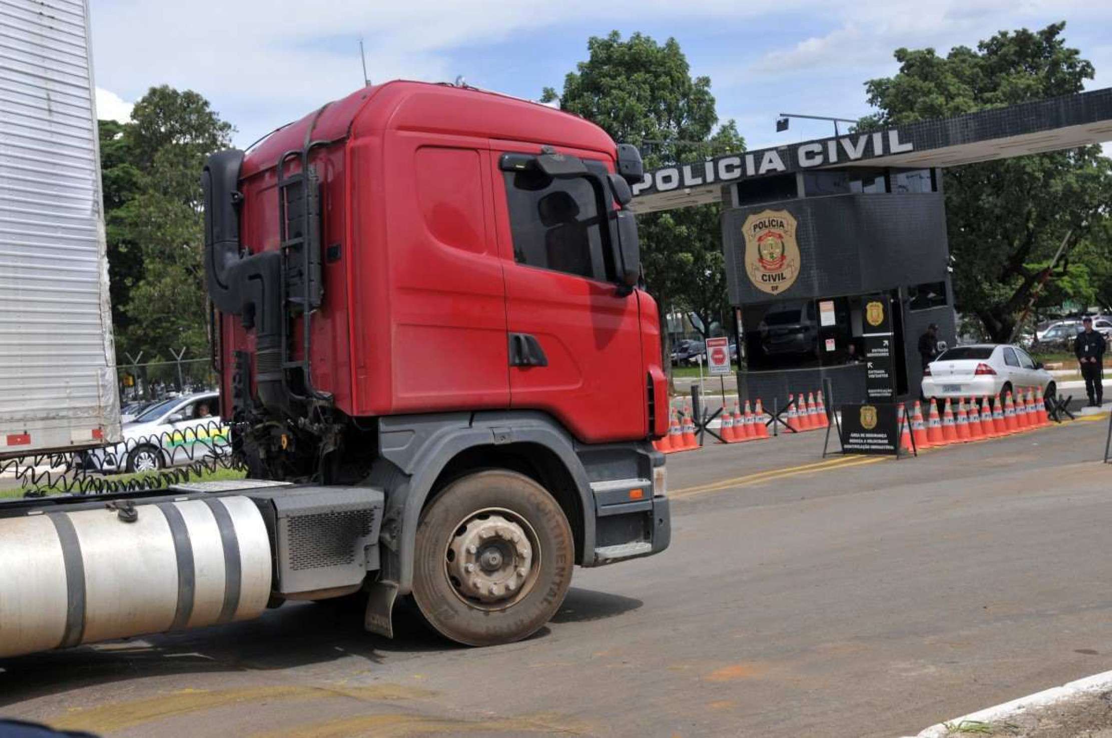  10/12/2024. Crédito: Minervino Júnior/CB/D.A Press. Brasil.  Brasilia - DF. Caminhão que foi alvo de assalto na Br 070 transportando maconha chegando a sede da Polícia Civil na DPE.