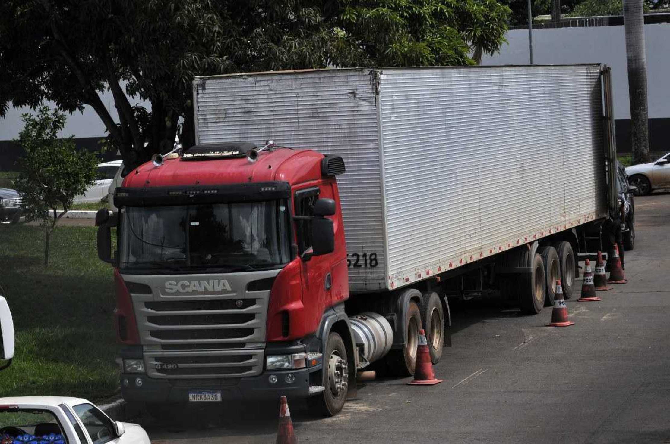  10/12/2024. Crédito: Minervino Júnior/CB/D.A Press. Brasil.  Brasilia - DF. Caminhão que foi alvo de assalto na Br 070 transportando maconha chegando a sede da Polícia Civil na DPE.