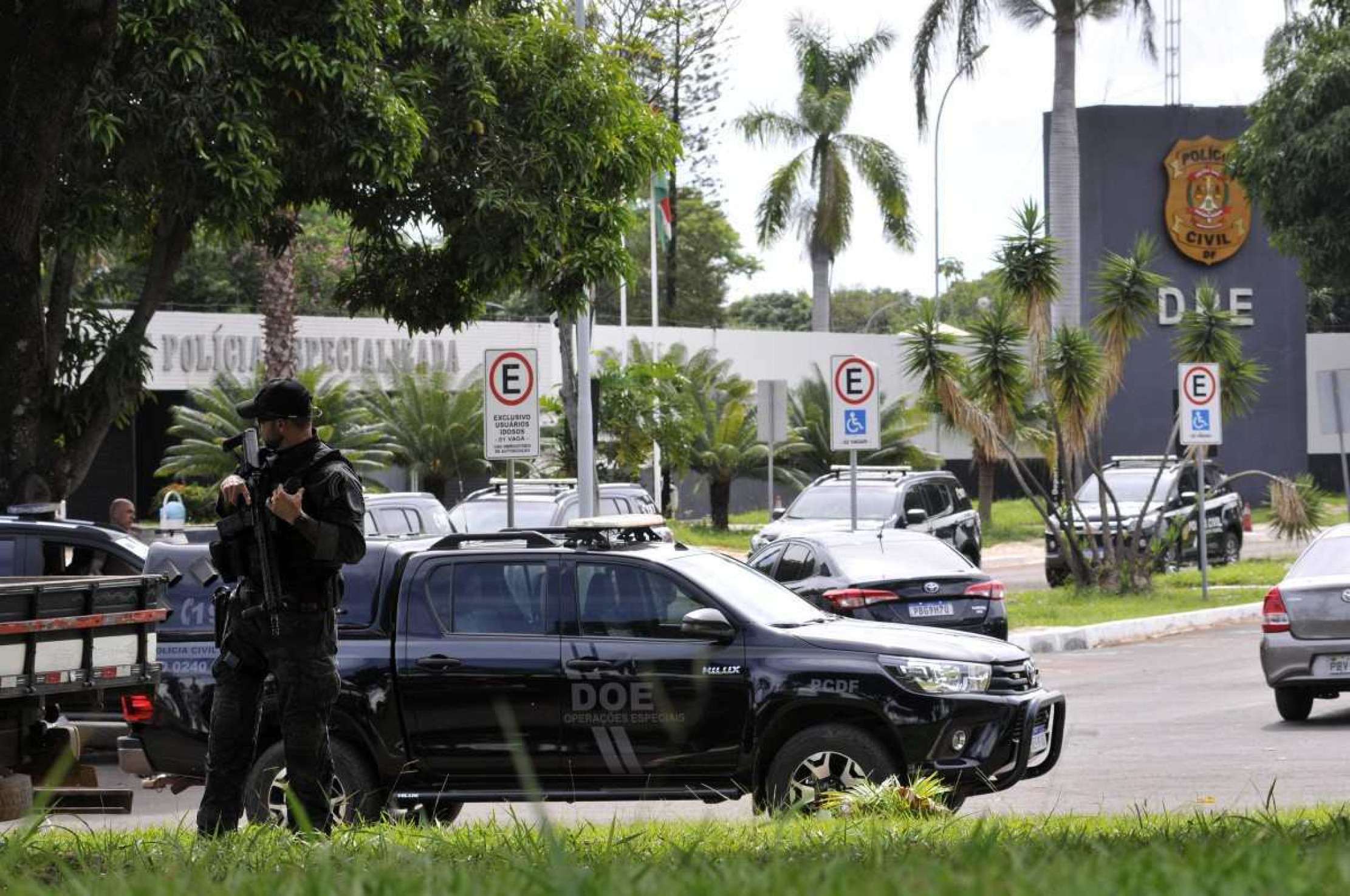  10/12/2024. Crédito: Minervino Júnior/CB/D.A Press. Brasil.  Brasilia - DF. Caminhão que foi alvo de assalto na Br 070 transportando maconha chegando a sede da Polícia Civil na DPE.