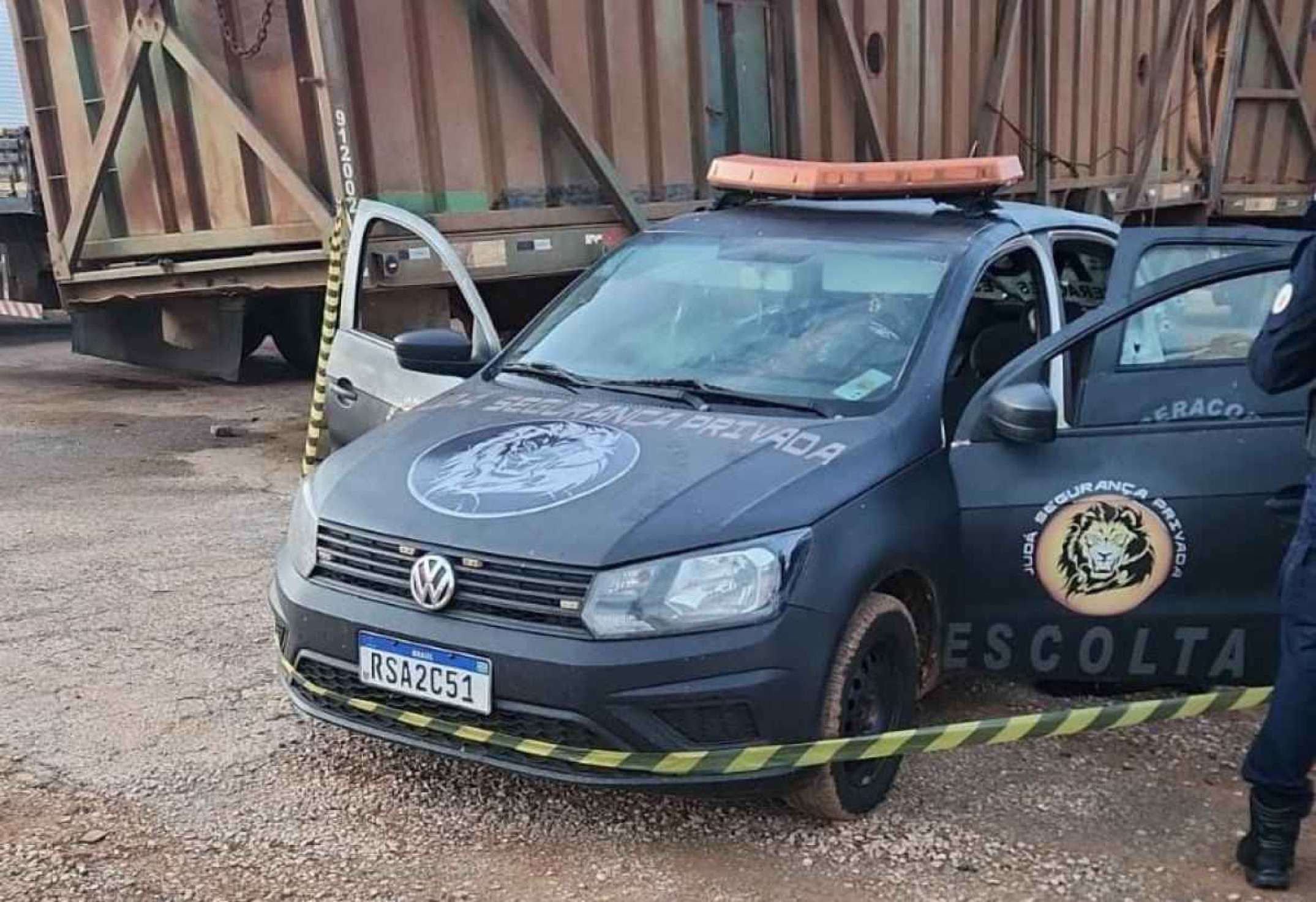 Em assalto, criminosos com fuzis matam segurança de escolta e deixa outro ferido
