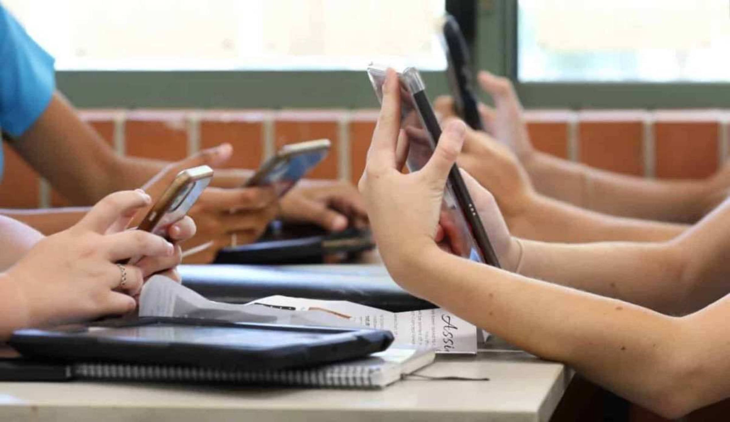 Artigo: Celular na aula - a favor ou contra o processo de aprendizagem?