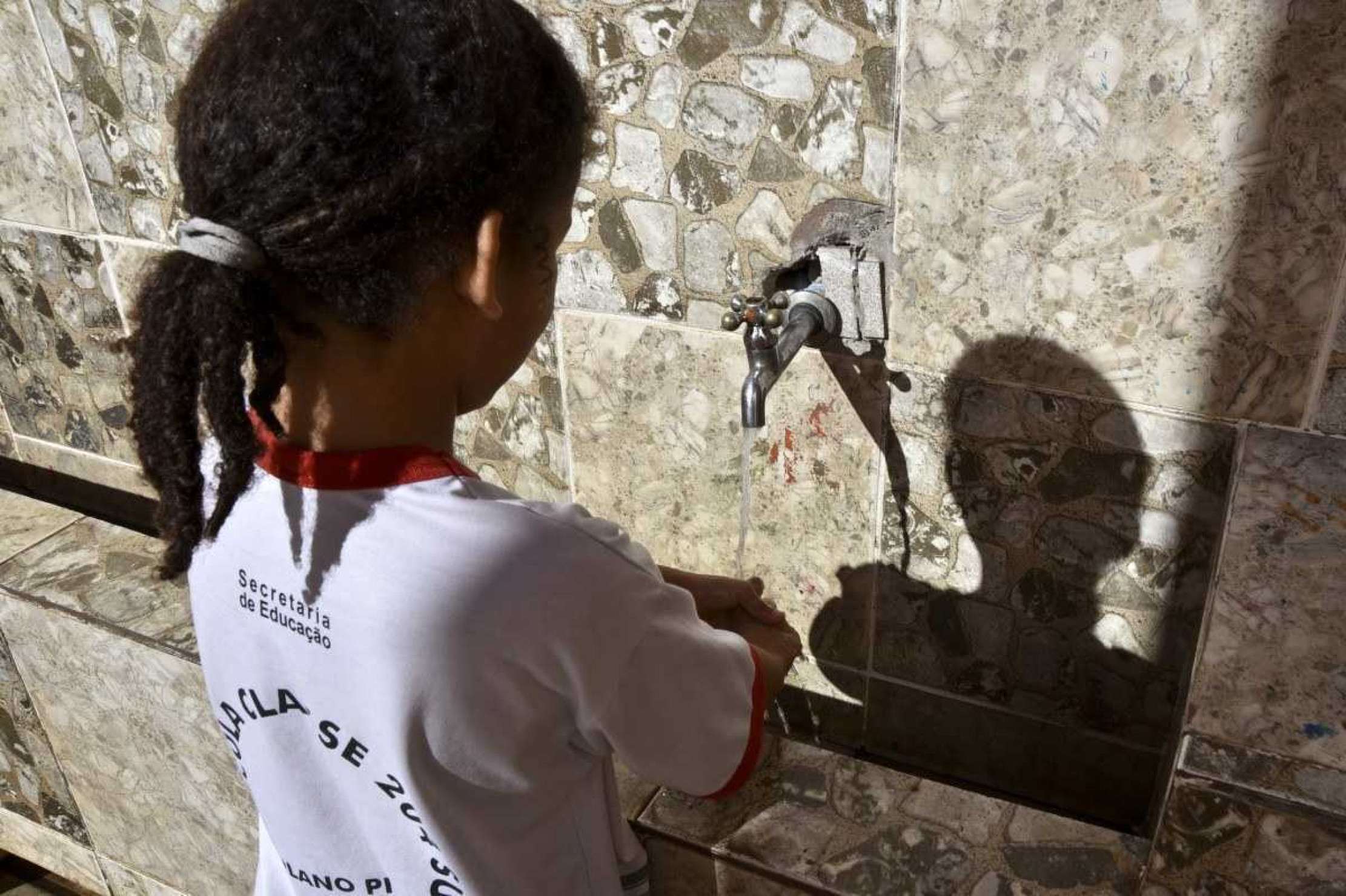 Alunos negros são os que mais sofrem com falta de água e saneamento básico