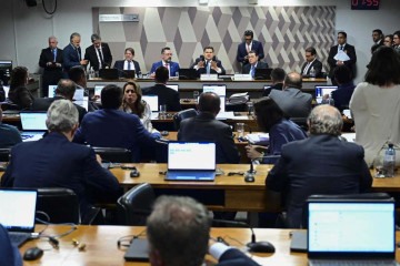 A sessão na Comissão de Constituição e Justiça do Senado, que começou às 15h02, levou cinco horas e meia para ter o texto-base votado -  (crédito: Andressa Anholete/Agência Senado)