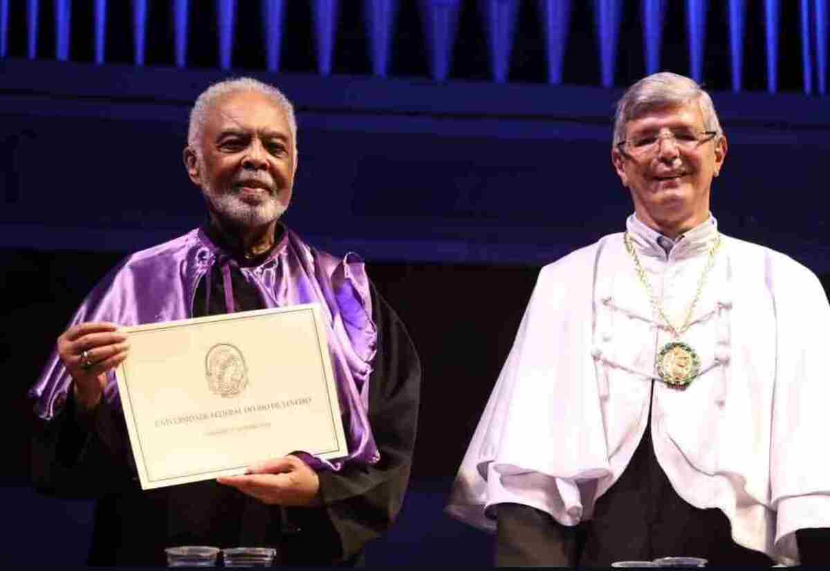 O título foi entregue a Gilberto Gil pelo reitor Roberto Medronho -  (crédito: Reprodução/Instagram/@adufrj)