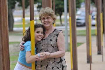 Ana Maria de Moraes, 80 anos, tia-avó de Nina de Moraes, 10, levou a sobrinha-neta para aproveitar o SESI LAB em sua semana de férias na capital -  (crédito: Minervino Júnior/CB/D.A.Press)