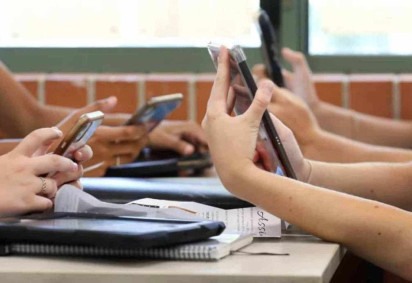 Câmara aprova proibição de uso de celulares em escolas do país. Proposta veda o uso do equipamento eletrônico não só durante as aulas, mas nos intervalos entre as aulas e nos recreios. -  (crédito:  Reprodução/Redes Sociais)