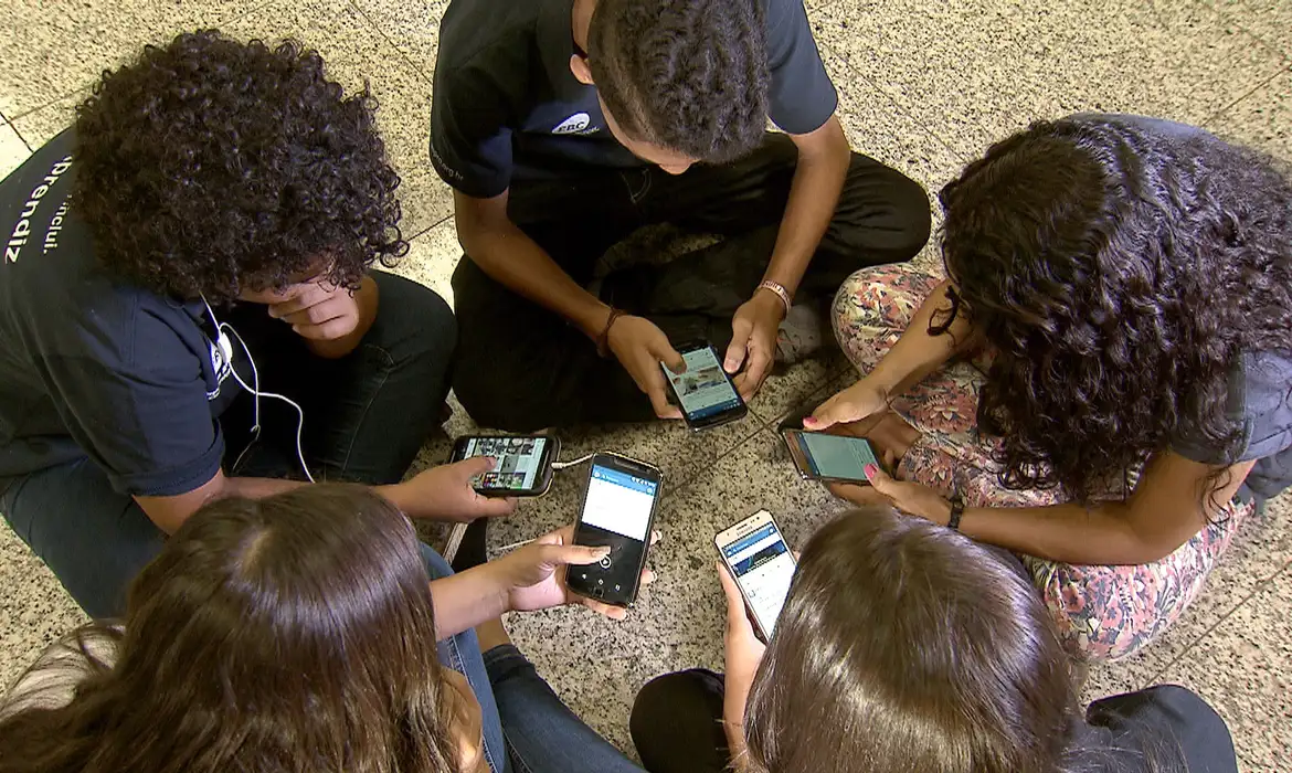 Foi aprovado na Comissão de Constituição e Justiça da Câmara dos Deputados (CCJ), nesta quarta-feira (11/12), o Projeto de Lei que proíbe o uso de celulares e dispositivos tecnológicos dentro das escolas públicas e privadas de todo o país -  (crédito: EBC)