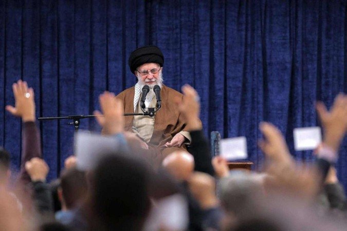 Khamenei faz raro discurso em Teerã e minimiza impacto da crise síria 