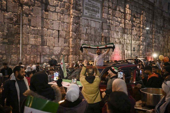 S&iacute;rios celebram do lado de fora da Mesquita dos Om&iacute;adas, na cidade velha de Damasco