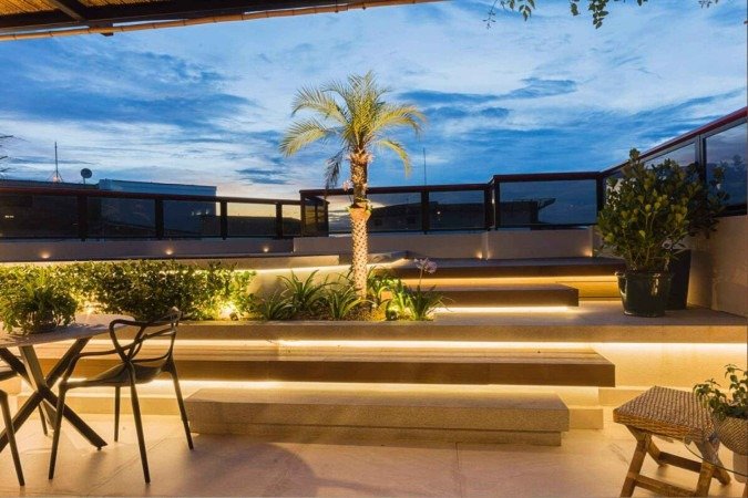 O terraço é ótimo para festas em noites quentes, e luzes de LED podem deixar o espaço iluminado e aconchegante (Projeto: arquiteta Luciana Ballio | Imagem: Emerson Rodrigues) - (crédito: EdiCase) O terraço é ótimo para festas em noites quentes, e luzes de LED podem deixar o espaço iluminado e aconchegante (Projeto: arquiteta Luciana Ballio | Imagem: Emerson Rodrigues) - (crédito: EdiCase)