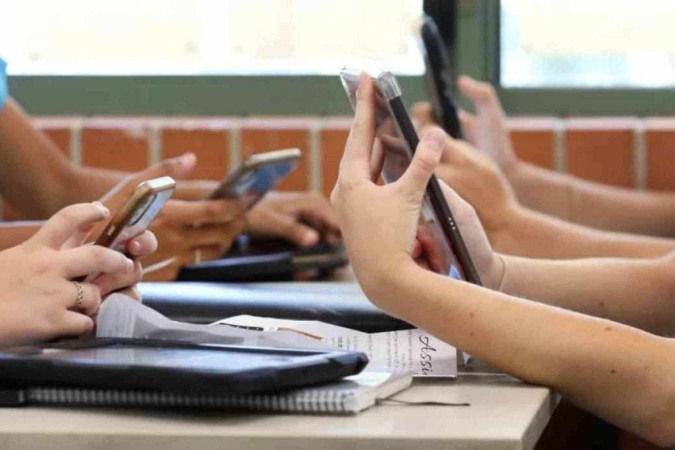 Câmara aprova proibição de uso de celulares em escolas do país. Proposta veda o uso do equipamento eletrônico não só durante as aulas, mas nos intervalos entre as aulas e nos recreios. -  (crédito:  Reprodução/Redes Sociais)