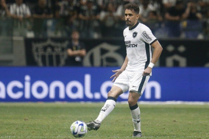 EDUARDO - Carregou muito a bola e não conseguiu articular nada. Teve apenas um único lampejo, quando ajeitou uma bola com o peito para quem chegava por trás. Saiu, no segundo tempo, para a entrada de Almada - NOTA: 3,5 - Foto: Vitor Silva/Botafogo  