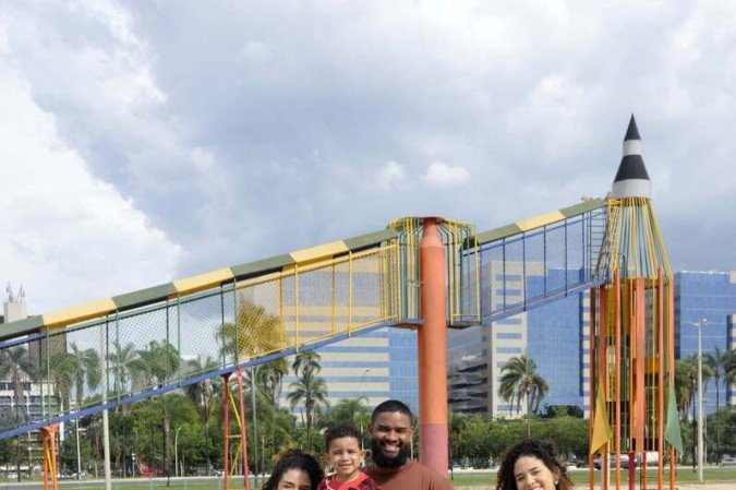 As irmãs Rafaela (D), 
18, e Gabriela Pacheco, 24, escolheram 
o foguetinho, 
no Parque 
da Cidade