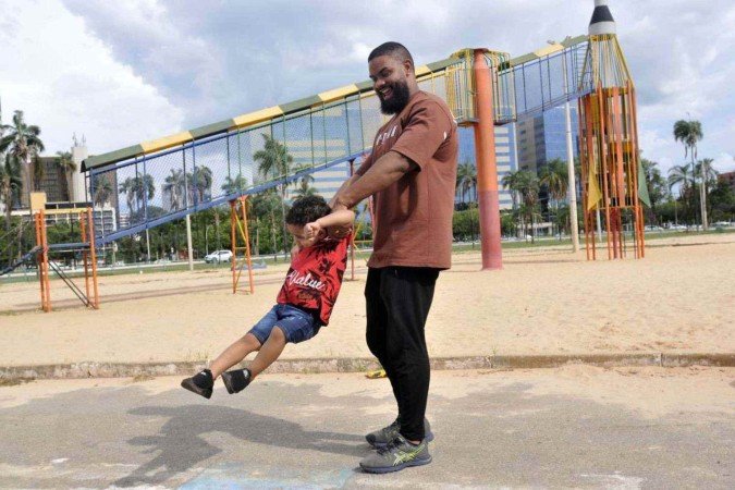  11/12/2024. Crédito: Minervino Júnior/CB/D.A Press. Brasil.  Brasilia - DF.  Opções de lazer nas férias escolares. Parque da Cidade. Almir Júnior com seu filho Lucas.