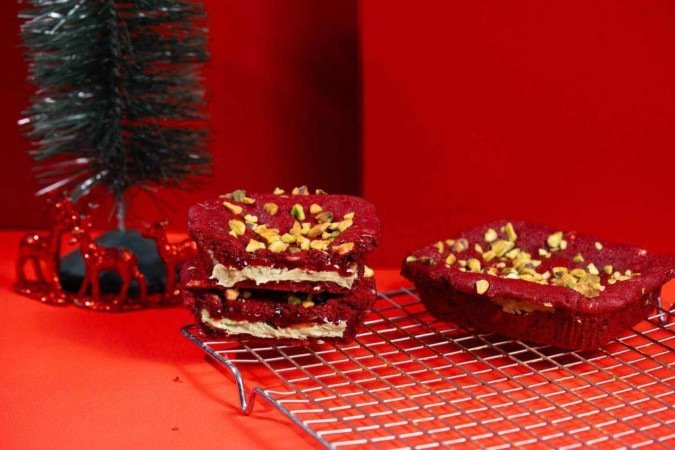 Pistacheberry — massa Red Velvet recheada com creme de pistache e calda de frutas vermelhas, da American Cookies (a partir de R$ 35)