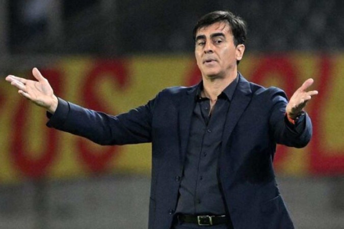  Colo-Colo's Argentine head coach Gustavo Quinteros gestures during the Copa Libertadores group stage first leg football match between Deportivo Pereira and Colo Colo, at the Hern..n Ram..rez Villegas stadium in Pereira, Colombia, on April 5, 2023. (Photo by JOAQUIN SARMIENTO / AFP) (Photo by JOAQUIN SARMIENTO/AFP via Getty Images)
     -  (crédito:  AFP via Getty Images)