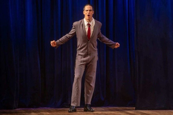 Mateus Solano vive um figurante em monólogo em cartaz no Royal Tulip