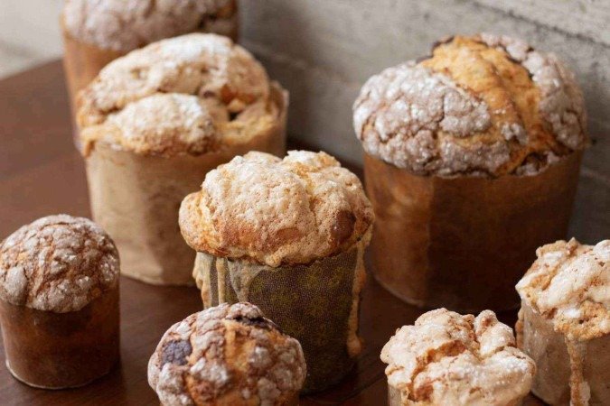 Panetone de Chocolate, tamanhos G (R$ 52,50), M (R$ 30,50) e P (R$ 12,50) e Panetone de Potika, tamanhos G (R$ 62), M (R$ 35,50) e  P (R$ 14,50), da La Boulangerie