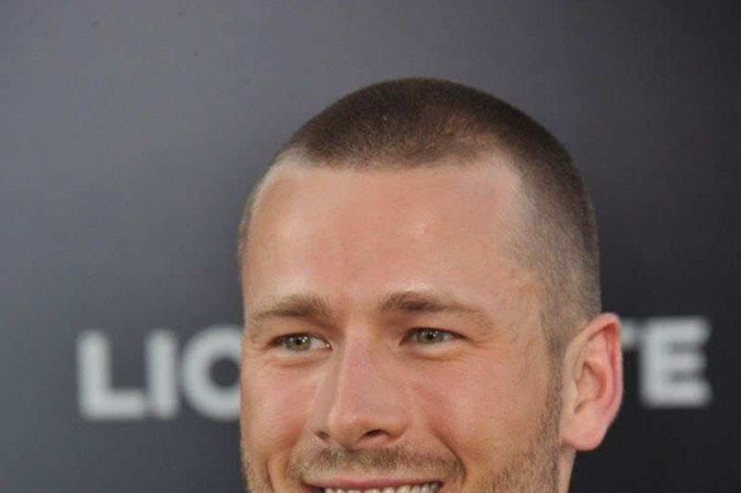 O ator Glen Powell já experimentou o buzz cut 