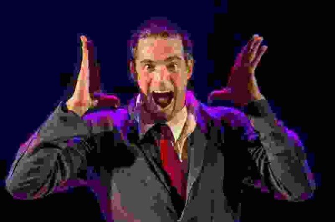 Mateus Solano vive um figurante em monólogo em cartaz no Royal Tulip