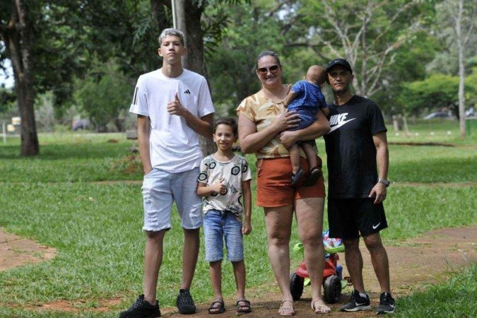  11/12/2024. Crédito: Minervino Júnior/CB/D.A Press. Brasil.  Brasilia - DF.  Opções de lazer nas férias escolares. Zoológico de Brasília. ÉricaDantas, Luciano Dantas com seus filhos.