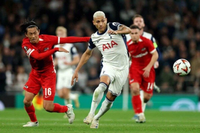 LONDON, ENGLAND - OCTOBER 24: Richarlison of Tottenham Hotspur battles for possession with Seiya Maikuma of AZ Alkmaar during the UEFA Europa League 2024/25 League Phase MD3 match between Tottenham Hotspur and AZ at Tottenham Hotspur Stadium on October 24, 2024 in London, England. (Photo by Richard Heathcote/Getty Images)
Caption - (crédito: Getty Images) LONDON, ENGLAND - OCTOBER 24: Richarlison of Tottenham Hotspur battles for possession with Seiya Maikuma of AZ Alkmaar during the UEFA Europa League 2024/25 League Phase MD3 match between Tottenham Hotspur and AZ at Tottenham Hotspur Stadium on October 24, 2024 in London, England. (Photo by Richard Heathcote/Getty Images)
Caption - (crédito: Getty Images)