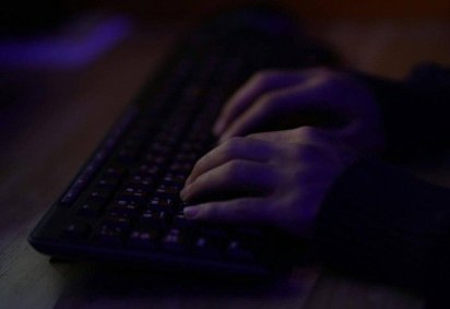 foto escura com mãos de um homem digitando no computador, hacker, discurso de ódio
 -  (crédito: Mohammad Rahmani/Unsplash)
