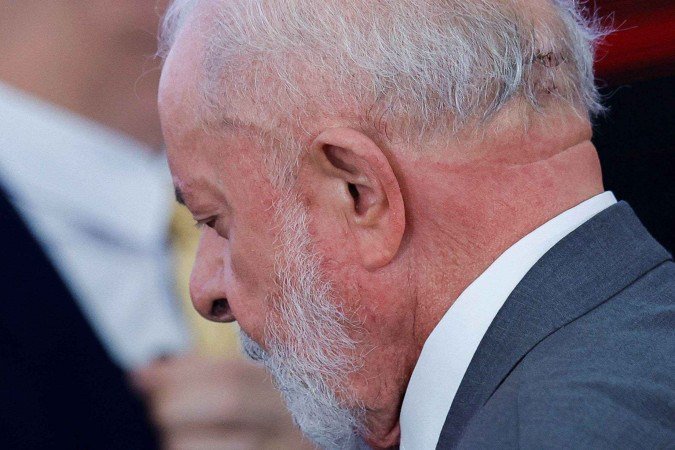 Equipe médica que acompanha presidente diz que ele está bem, fez fisioterapia e recebeu visitas de familiares na quarta-feira (11/12) - (crédito: EPA-EFE/REX/Shutterstock) Equipe médica que acompanha presidente diz que ele está bem, fez fisioterapia e recebeu visitas de familiares na quarta-feira (11/12) - (crédito: EPA-EFE/REX/Shutterstock)