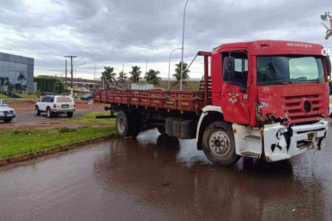 Os três militares que estavam na viatura foram socorridos e encaminhados para o Hospital Santa Lúcia (Gama-DF) - (crédito: Divulgação/CBMDF) Os três militares que estavam na viatura foram socorridos e encaminhados para o Hospital Santa Lúcia (Gama-DF) - (crédito: Divulgação/CBMDF)