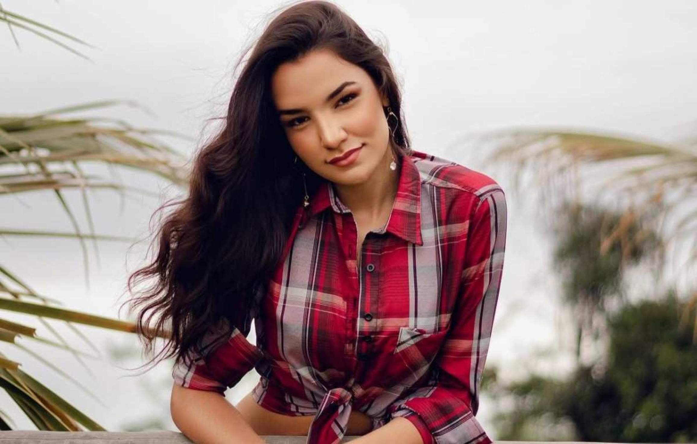Giovana Costa celebra mais de 100 mil plays em seu EP Giovana Costa celebra mais de 100 mil plays em seu EP